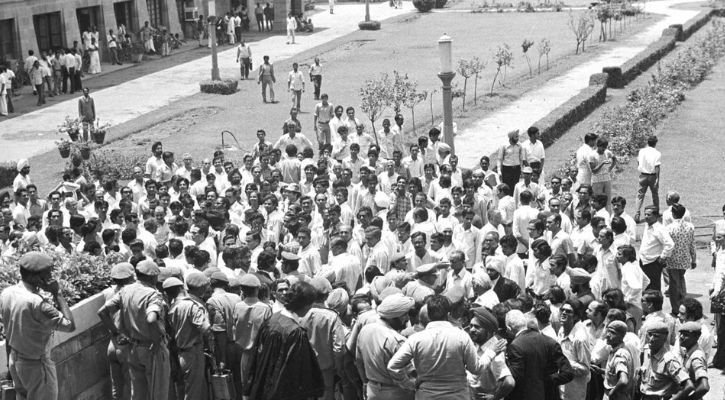 rare-photos-from-the-emergency-period-in-india