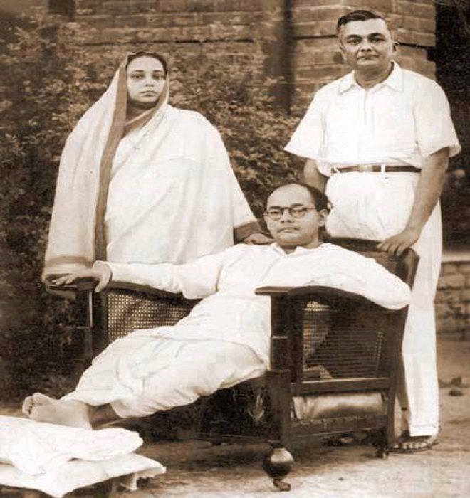 Subhash Chandrqa Bose with parents