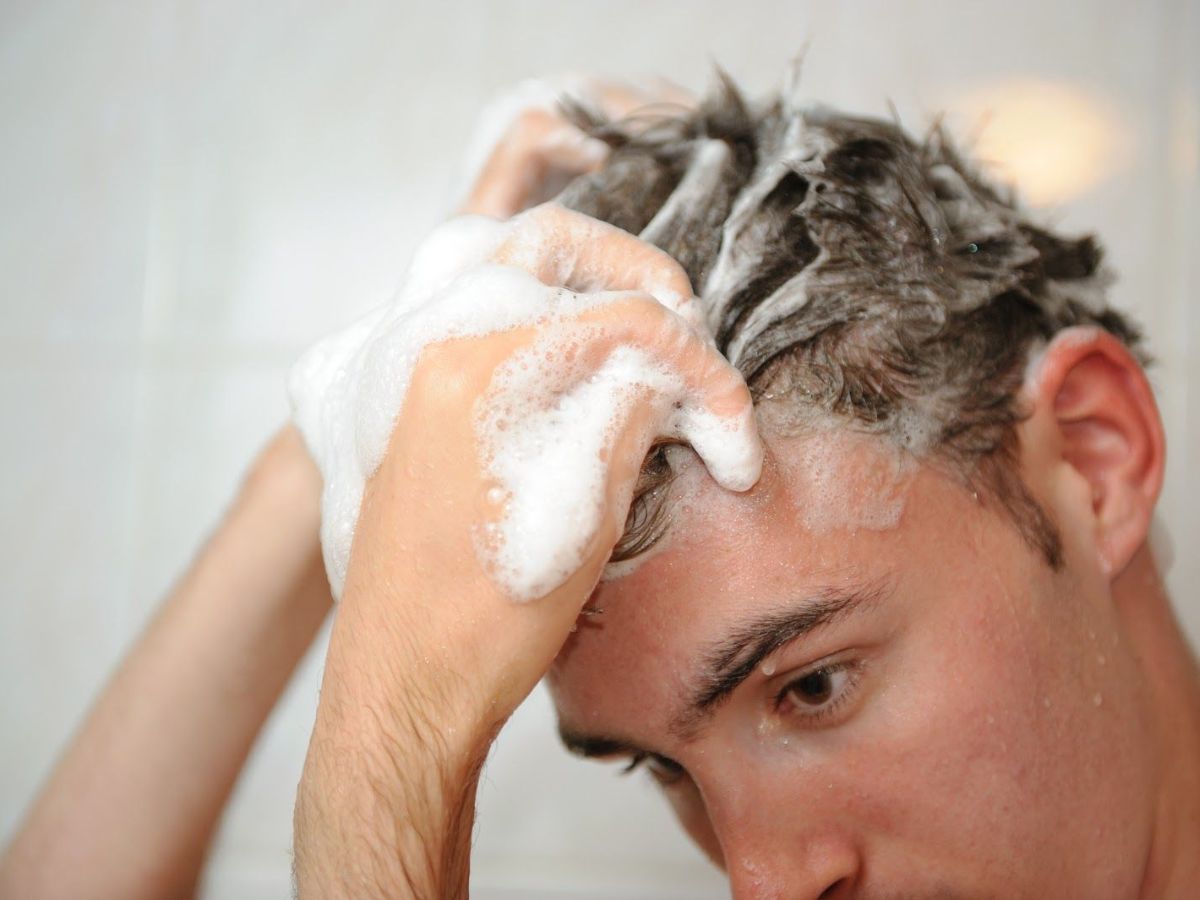 men doing shampoo