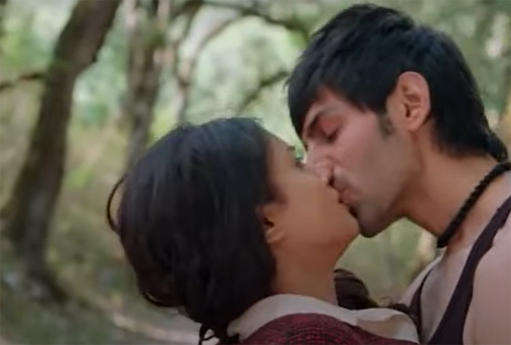 kartik aaryan kissing scene
