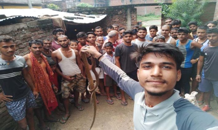 Snake Saver of Bihar Hariom Chaubey in Hindi