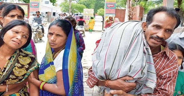 पोती की लाश कंधे पर ढोने को मजबूर थे दादा अस्पताल ने पहले इलाज से फिर