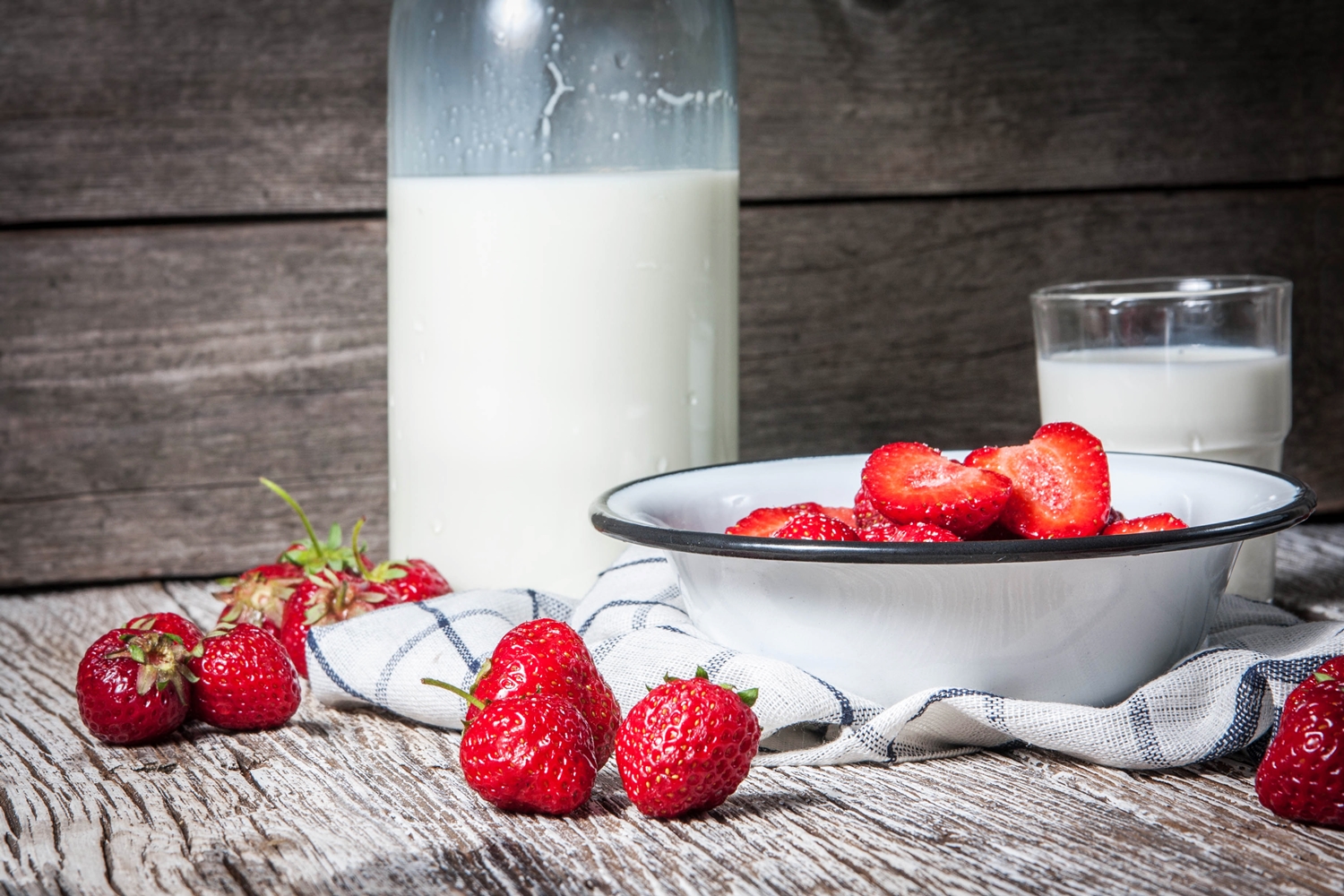 Milk with fresh fruits