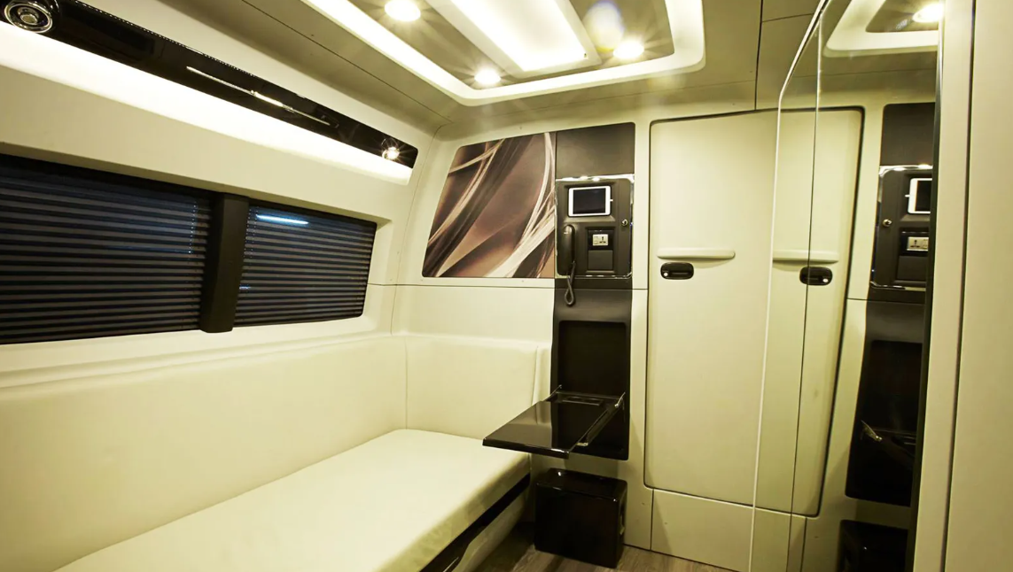 shahrukh khan vanity van