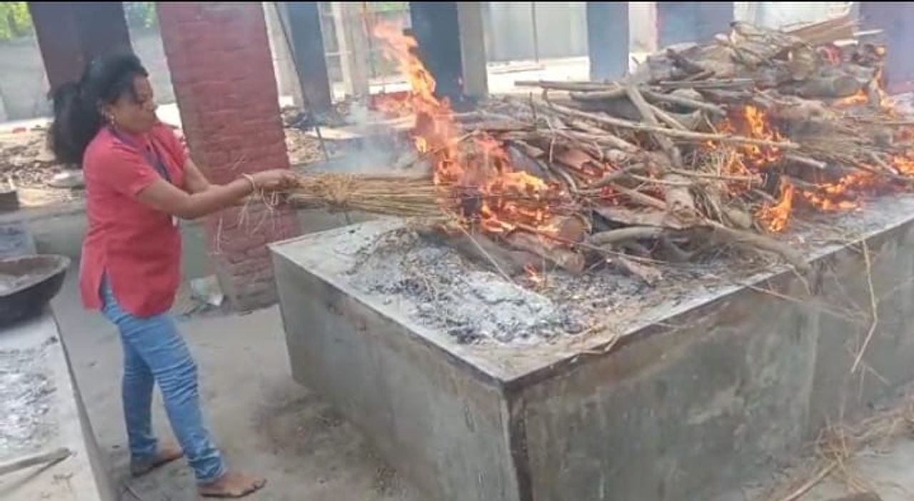 Shalu Saini Cremates Unclaimed Dead Bodies