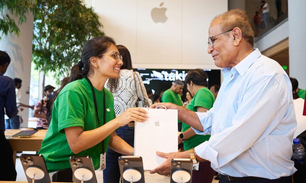 Indian Apple Stores Employees Salary And Qualification