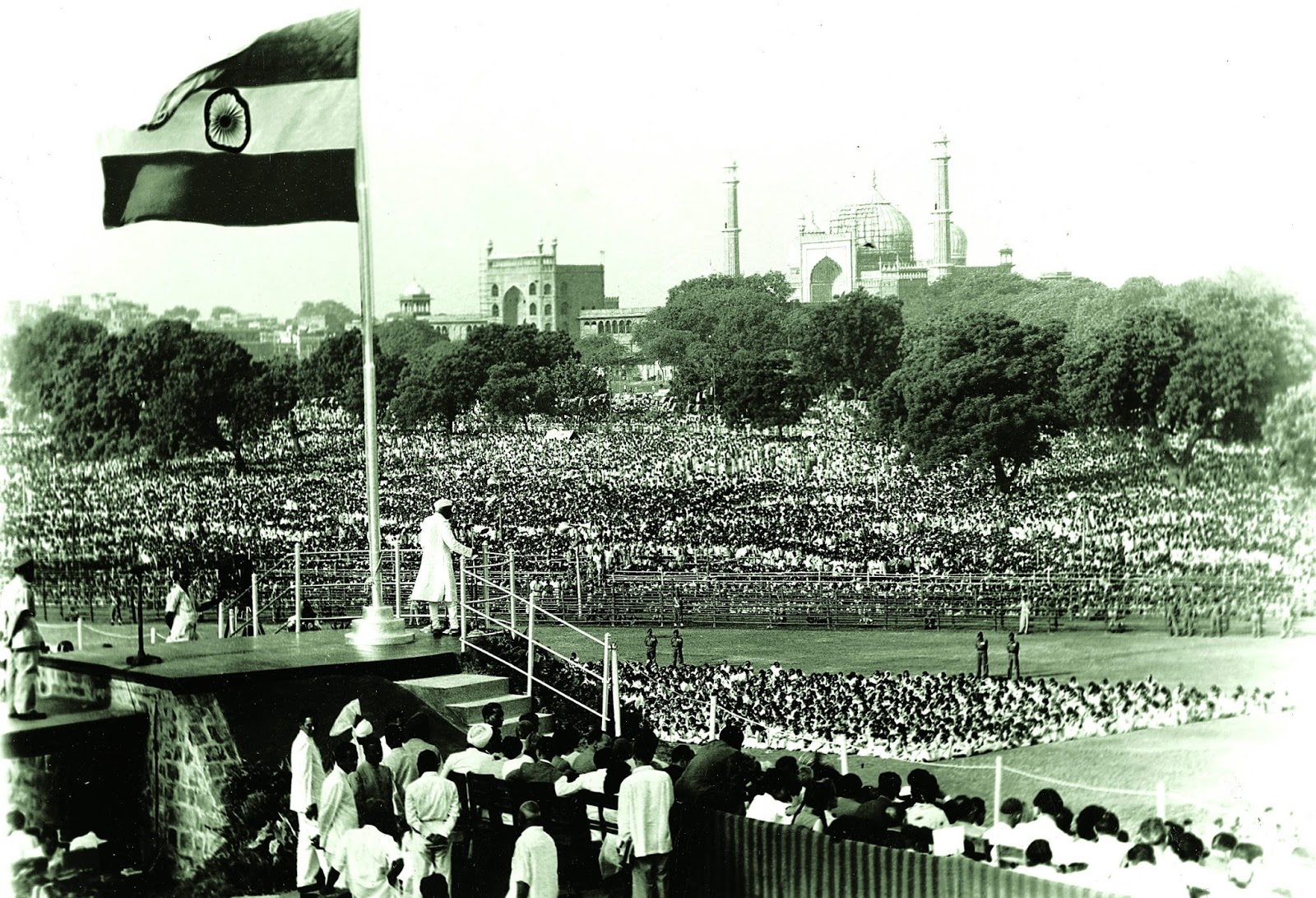 first flag hoisting in india after independence