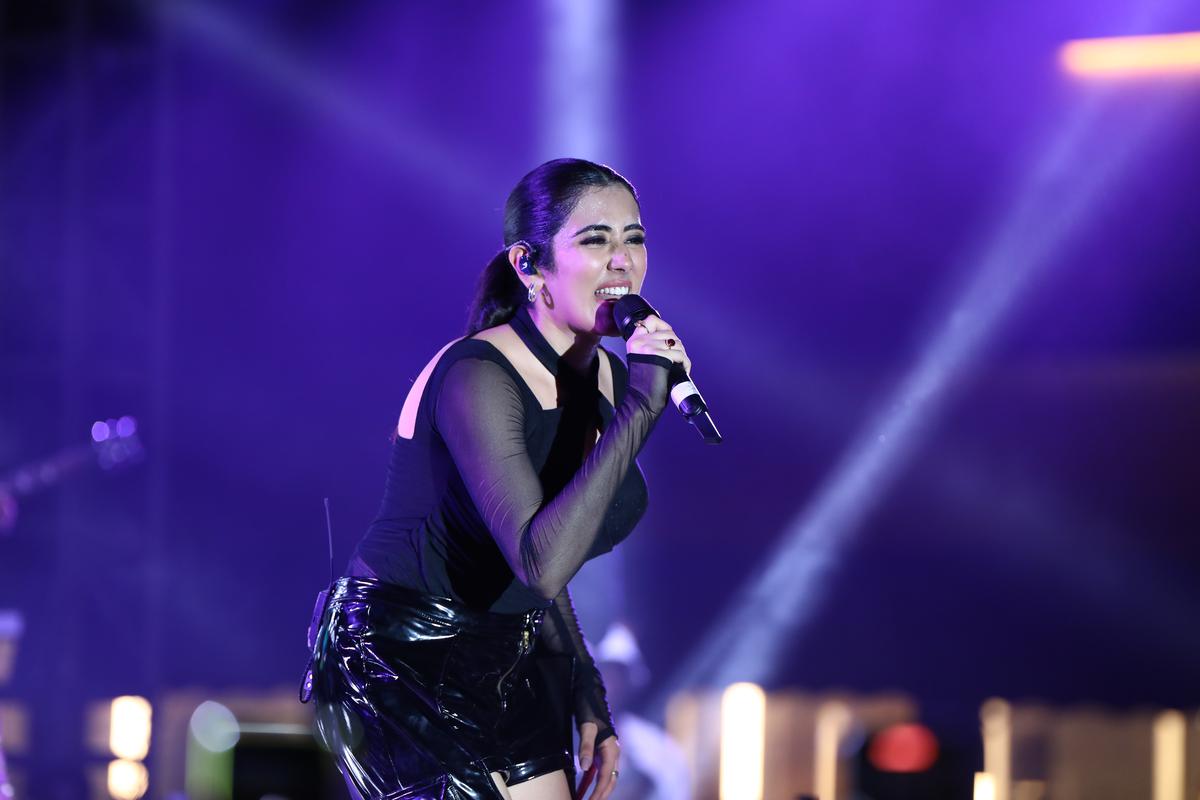 jonita gandhi performance at narendra modi stadium during final world cup match